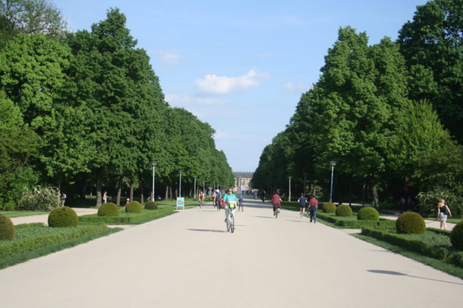 Großer Garten Die schönen Wege des großen Gartens laden zum Erholen und Bewegen ein.