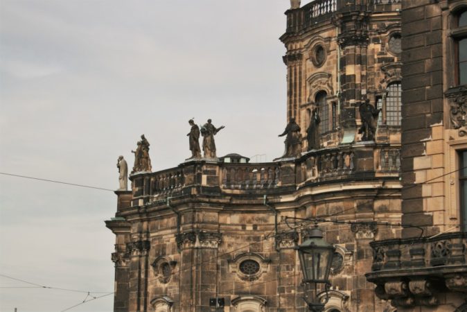 Dresden Figuren auf den Sandsteinmauern