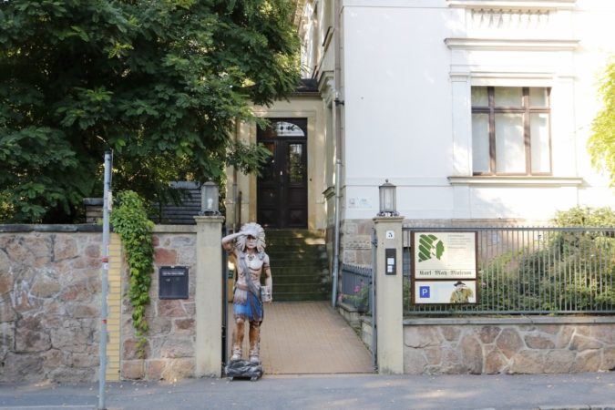 Radebeul Der Eingang des Karl-May-Museums.