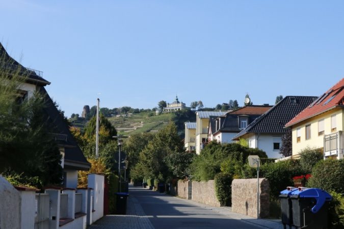 Radebeul Die kleinen Nebenstraßen liefern einen wunderbaren Blick auf die Weinhänge.