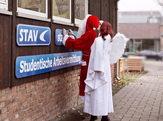 HEY DRESDEN - Weihnachtsmaenner buchen Bei zwei Workshops lernt man alles, was es braucht ein perfekter Weihnachtsmann oder Engel zu sein.
