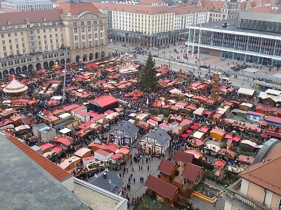 Der Weihnachtsbaum auf dem Striezelmarkt ist jedes Jahr der Mittelpunkt des Geschehens. | Foto: Jan Claus