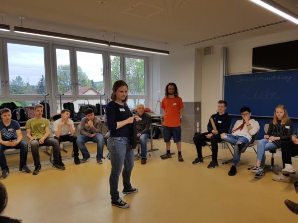 HEY Dresden Ehrenamt Generationendialog Haptisch und assoziativ wird die Diskussion über „Liebe“ eingeleitet | Bild: Romy Stein