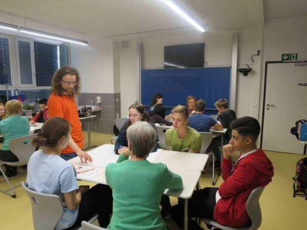 HEY Dresden Ehrenamt Generationendialog Die Seniorin Rose Mischke erfasst mit den Achtklässlern die Aufgabenstellung, bevor sie Erkenntnisse dokumentieren |Bild: Romy Stein