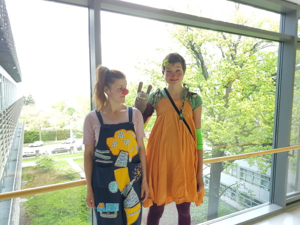 HEY Dresden Ehrenamt Mediclowns Olivia und Clownazubi Frau Jojo mit Handpuppe Schnecke| Bild: Romy Stein