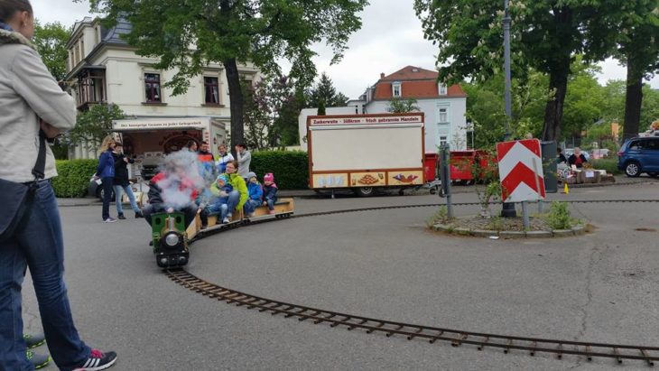 Zschachwitzer Dorfmeile Dampflok Mini-Dampfeisenbahn rollt in Altkleinzschachwitz um die Laterne und lädt zum Mitfahren ein. | Bild: Zschachwitzer Dorfmeile e.V.