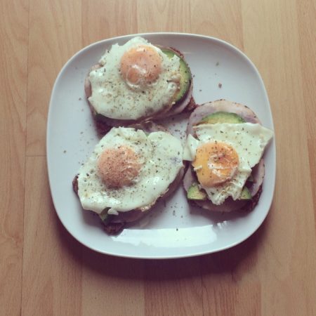Gewohnheiten, die zu Bauchfett führen - Teil 1 Ungestättigte Fettsäuren sind gesund, sättigen und bringen dein Fett zum schmilzen. | Bild: Susann Hering