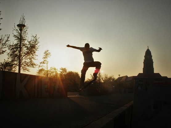 Jemand skatet vor der Skyline Dresdens bei Sonnenuntergang