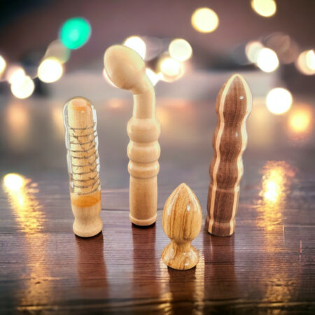 Einige Holzdildos stehen nebeneinander