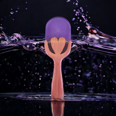Ein Paddle mit Holzherz im Wasser