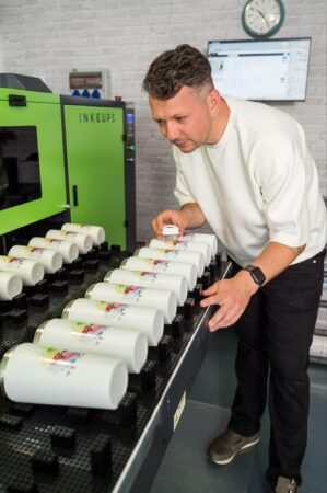 Bedruckte Thermoflaschen an der Inkcups-Druckmaschine bei Ink2Heart